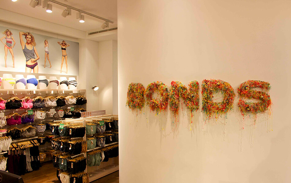 bonds store design 7